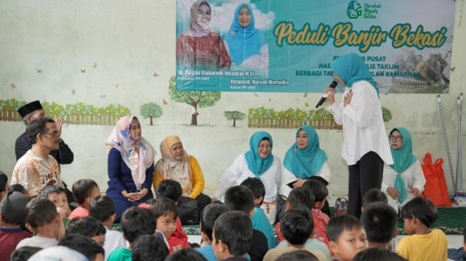 Pembina PP HMT, Rustini Muhaimin Iskandar Beri Bantuan Ke Korban Banjir Bekasi.