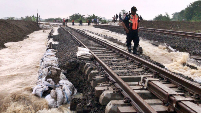 Jalur kereta api di Gubug Grobogan, Jawa Tengah diterjang banjir.