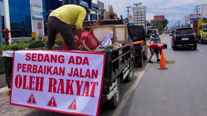 Warga Rela Patungan Demi Perbaiki Jalan