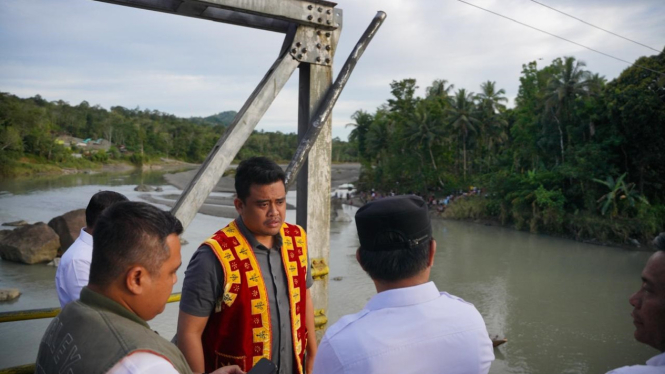 Gubernur Sumut, Bobby Nasution meninjau jembatan ambruk di Desa Tuwuna, Kecamatan Mandrehe, Kabupaten Nias Barat.(dok Pemprov Sumut)