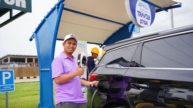 Pelanggan sedang melakukan pengisian daya kendaraan listrik di Stasiun Pengisian Kendaraan Listrik Umum (SPKLU) di Rest Area KM 575A Ruas Tol Solo-Ngawi, Ngawi, Jawa Timur.