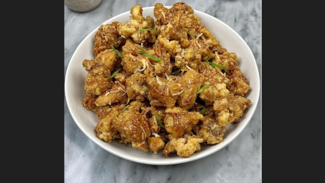 Ayam Panggang Utuh dengan Garlic Butter dan Saus Keju