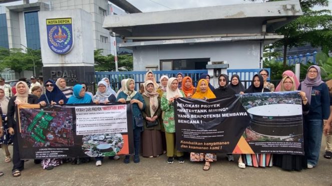 Los residentes llegaron a la oficina de PT Tirta Asasta Depok para rechazar el proyecto de tanque de agua 