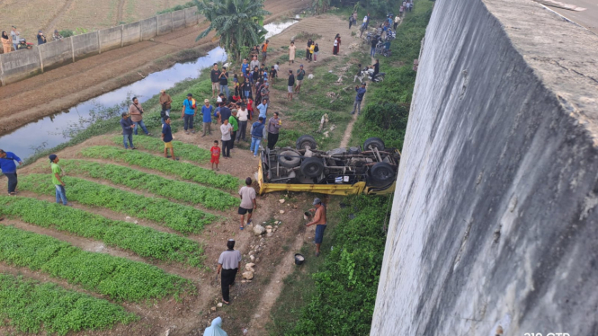 Truk jatuh di ruas Tol Cibitung-Tanjung Priok KM 95+800B, Selasa, 11 Maret 2025 sore.