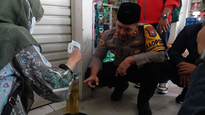 Kapolres Batu, AKBP Andi Yudha Pranata saat sidak minyak goreng di Kota Batu