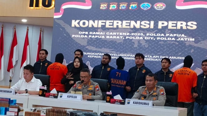 Rilis Kasus Penyelundupan Senpi Dan Amunisi Ke Kkb Papua Di Markas Polda Jatim.