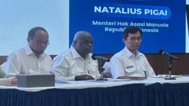 Menteri HAM Natalius Pigai (tengah).