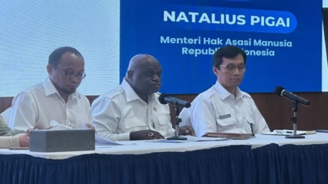 Menteri HAM Natalius Pigai (tengah).