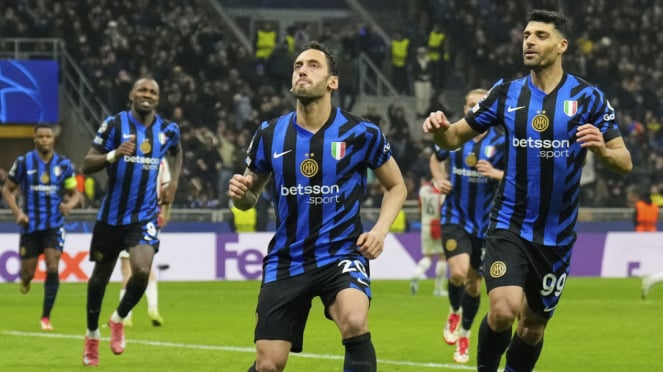 Pemain Inter Milan, Hakan Calhanoglu Rayakan Gol