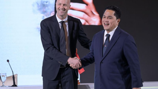Ketua Umum PSSI Erick Thohir (kanan) dan Penasihat Teknis Jordi Cruyff