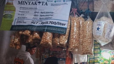 Petugas saat sidak dan cek takaran isi MinyaKita di pasar wilayah Kota Tangerang