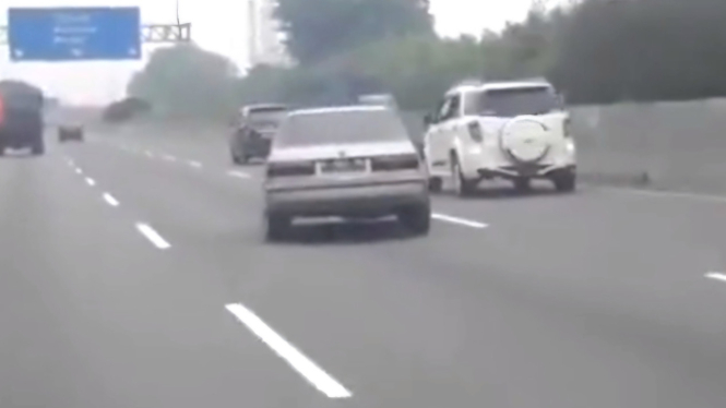 Mobil berjalan miring