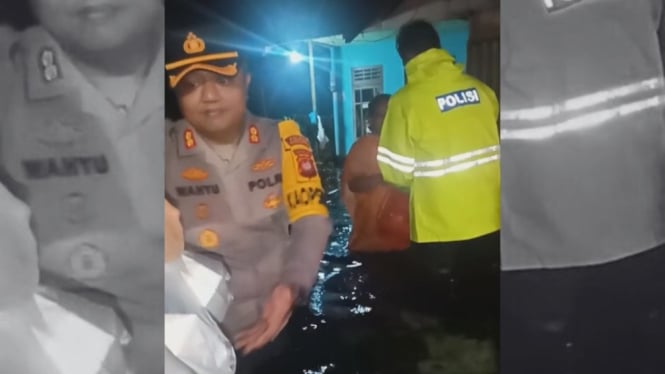 Kapolres Kubu Raya AKBP Wahyu Jati Wibowo serahkan bantuan kepada warga terdampak banjir di Kubu Raya, Kalbar.