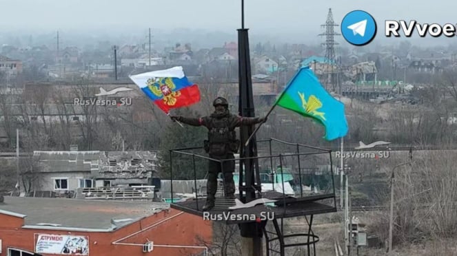 Viva Militer: Tentara Rusia Mengibarkan Bendera Negara Di Kota Sudzha