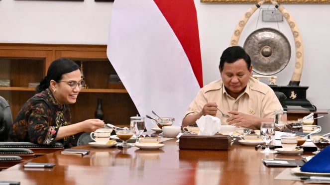 En el momento del ministro de finanzas, el presidente de Shri Mulani, Prabo, está rompiendo el ayuno con Supanto. Fuente de la foto: Secretaría del gabinete de redes sociales