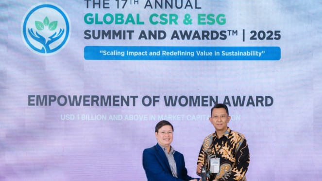 Perwakilan BUMI menerima penghargaan dalam ajang The 17th Annual Global CSR & ESG Summit and Award 2025