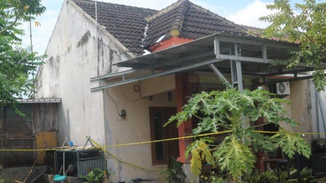 Rumah perakit senpi yang dipasok ke KKB Papua di Bojonegoro yang digerebek Polda Jatim. (Foto: Imron Saputra/VIVA Jatim)