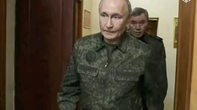 Viva Militer: Presiden Rusia, Vladimir Putin, Mengenakan Seragam Militer