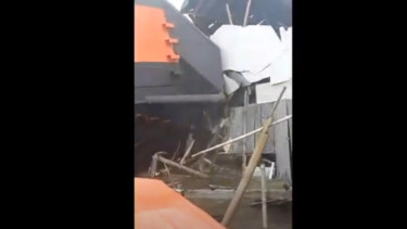 Kapal Tongkang Batu Bara Hantam Rumah Warga di Sungai Musi