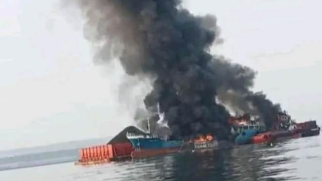 Kapal yang terbakar di kawasan LIS Lamongan. (Foto: Humas Polres Lamongan)