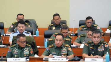 Panglima TNI Jenderal Agus Subiyanto berbareng KSAD menghadiri Rapat di DPR RI