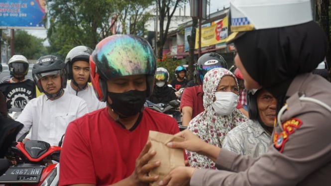 Pererat Hubungan dengan Masyarakat, Polantas Aceh Turun ke Jalan Berbagi Takjil