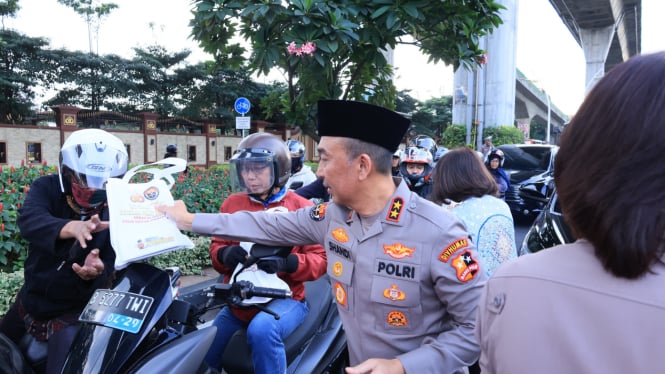 Momen Jenderal Polisi Bareng Wartawan Turun ke Jalan Bagi Takjil Buat Pengendara