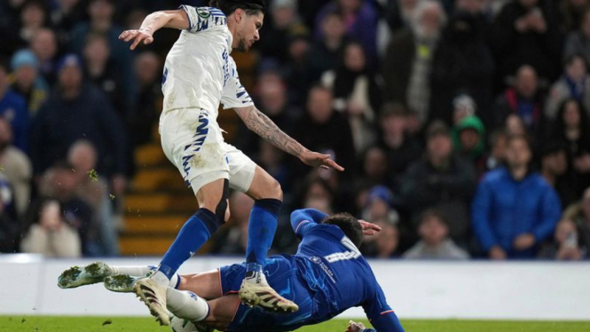 Aksi Kevin Diks melawan Chelsea di UEFA Conference League