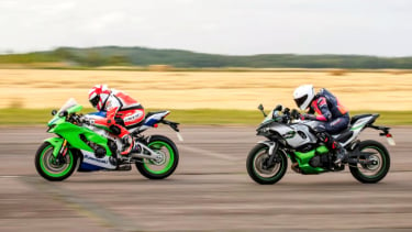 Kawasaki Ninja ZX 10r vs Kawasaki 7 Hybrid