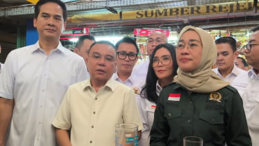 Sufmi Doscú Ahmed y Comisión VI de la Cámara de Representantes después de inspeccionar el petróleo en el mercado de Kramat Jati en East Yakarta, Parlamento de Indonesia, 14 de marzo