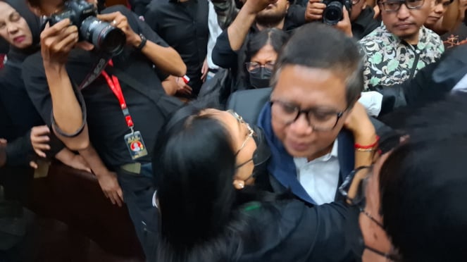 Manos de Hato Crissyanto a su esposa después del primer Sidsung en el Tribunal Central de Distrito de Yakarta