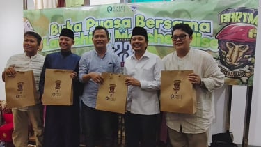 CEO PS Barito Putera, Hasnuryadi Sulaiman saat bersama suporter Barito Mania (Bartman) - Foto Dok Istimewa