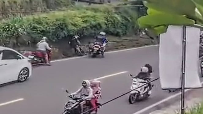 Viral polisi pengawal Alphard di kawasan Puncak Bogor tendang pengendara motor