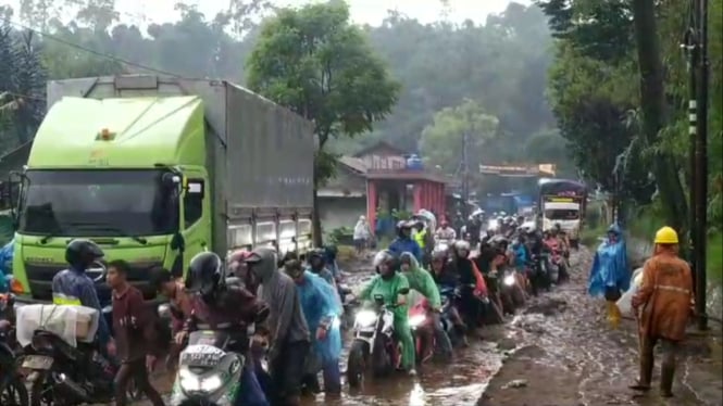 Banjir Sungai di Cisurupan Garut, Jalur Cisurupan-Cikajang Terganggu