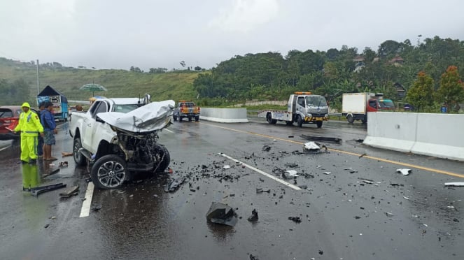 MOBIL RINGEK DALAM KECELAKAAN TOWGAL DI TOL CISUMDAWU.