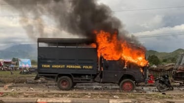 Un auto policial quemado por el público en el Wamena 