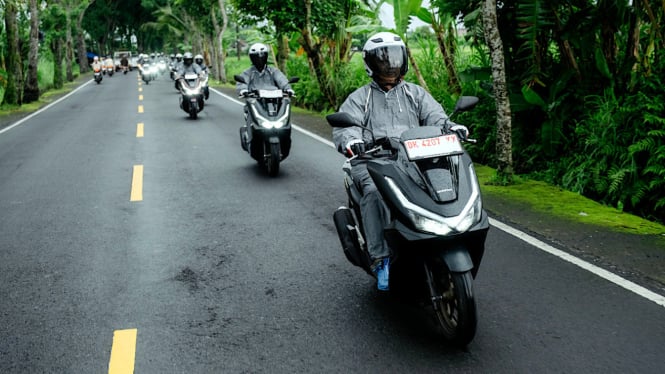 Hujan-hujanan Menguji New Honda PCX 160 RoadSync di Bali