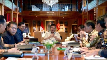 Presiden RI Prabowo Subianto bersama menteri gelar ratas di Hambalang, Bogor.