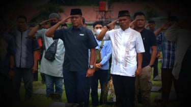  Brigjen TNI Mar Umar Farouq di pemakaman Serma Purwoto