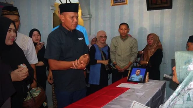 Viva Militer: Brigjen tni mar umar farouq di rumah duka serma purwoto.