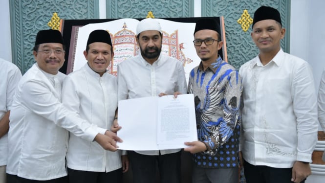 Muzakir Menyatakan Ingub Aceh Mewajibkan Warga Untuk Menghentikan Aktivitas Sebelum Shalat.