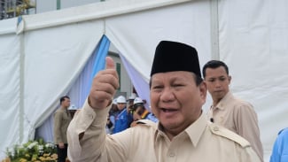 Ditanya Polemik RUU TNI, Prabowo Cuma Acungkan Jempol