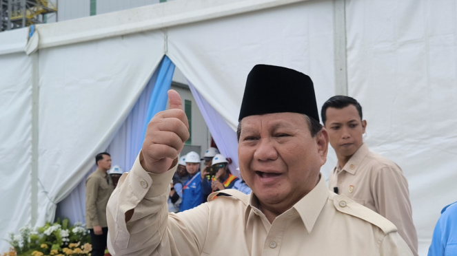 Presiden RI Prabowo Subianto hanya mengacungkan salam jempol saat ditanya mengenai polemik RUU TNI di Gresik, Jawa Timur, Senin, 17 Maret 2025