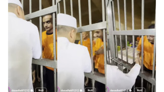 Ibunda Vadel Badjideh Takjub Anaknya Dielus oleh Ustadz Das'ad Latif Saat di Penjara