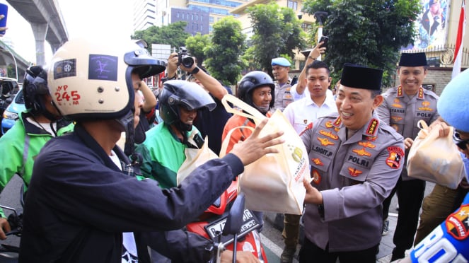 Kapolri Jenderal Listyo Sigit Prabowo Membagikan Takjil Bersama Wartawan