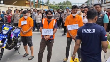 Kanit Reskrim Polsek Simpang Empat, Ipda Ahmad Efendi (Tengah) BERSAMA DUA TERSAKKA LAINYA SAAT Majalani Para Rekonstruksi. (ISTIMEWA/VIVA)