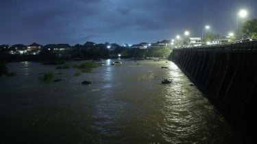 雨は夜までボゴール地域を洗い続け、大幅な水位が上昇しました。