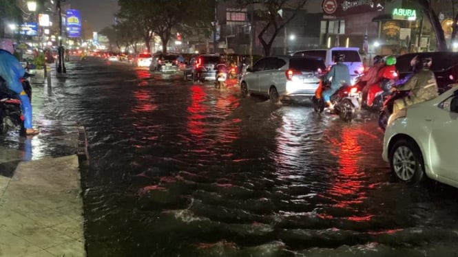 Malam Hari Margonda Depok Dikepung Banjir, Banyak Pengendara Motor Putar Arah