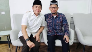 Momen Letkol Teddy Tukar Peci dengan Ustaz Adi Hidayat, Silaturahmi Spesial di Bulan Ramadan