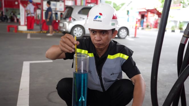 Pengetesan kualitas pertamax di SPBU.